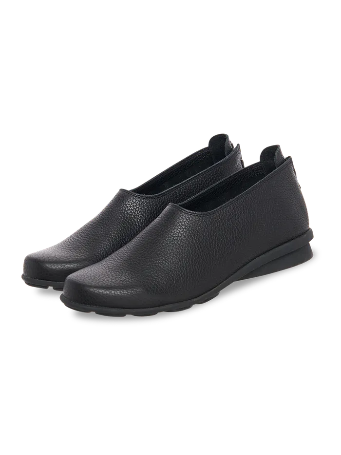 Denako slip on